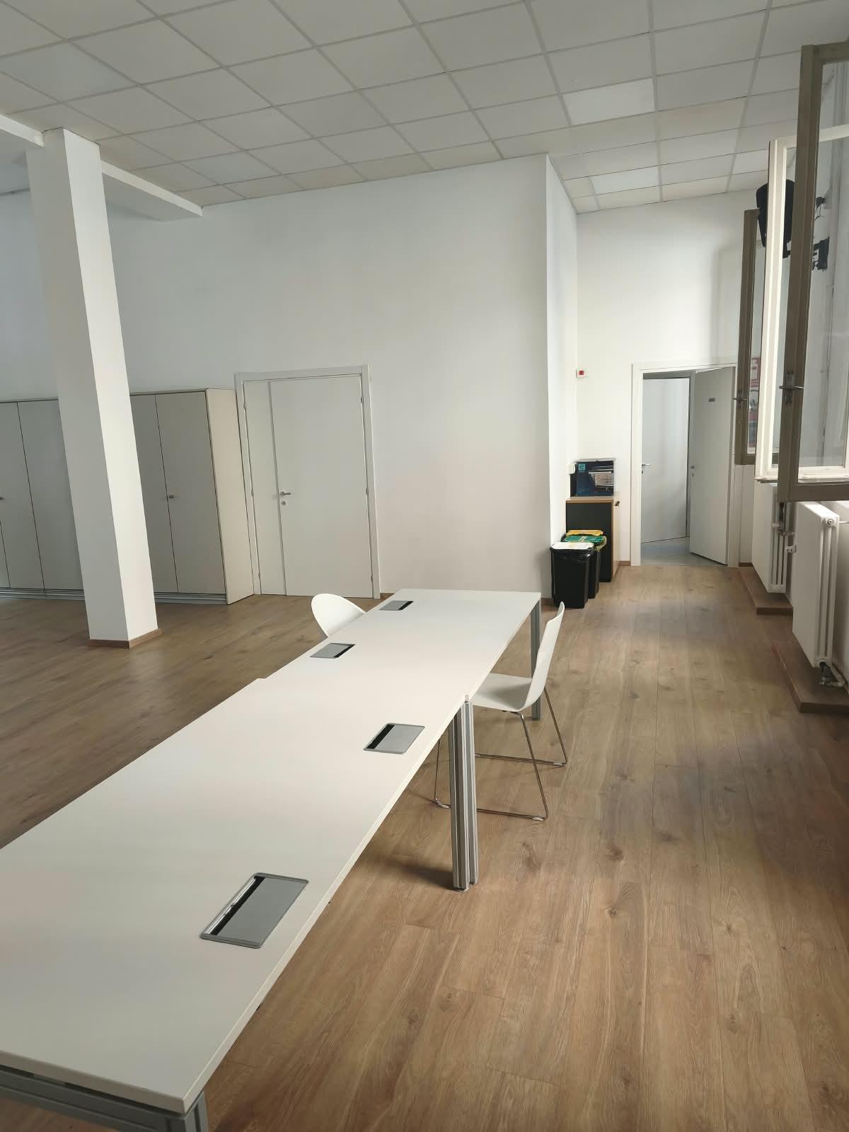 Vista d'insieme della sala con finestre, proiettore e casse audio
